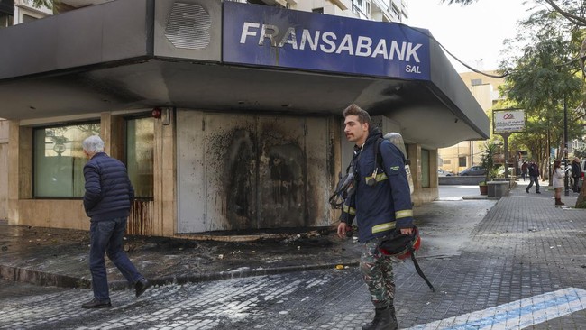 FOTO: Amuk Nasabah Bakar Sejumlah Bank di Libanon