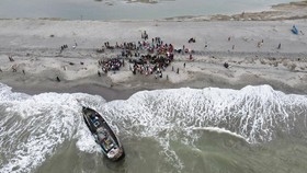 FOTO: Puluhan Pengungsi Rohingya Terdampar Lagi di Aceh