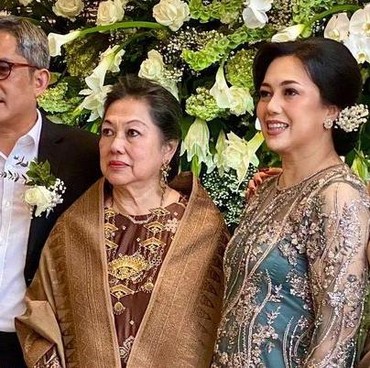 7 Potret Anak Tora Sudiro di Pernikahan Ibunda, Akrab dengan Ayah Sambung