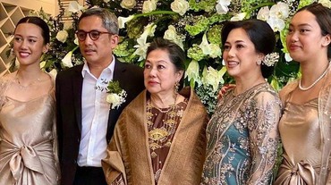 img-title 7 Potret Anak Tora Sudiro di Pernikahan Ibunda, Akrab dengan Ayah Sambung