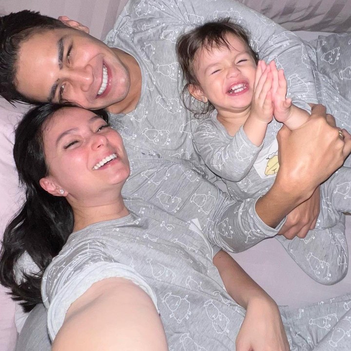 <p>Asmirandah tidak pernah melewatkan kesempatan untuk menemani sang anak tidur. Pada suatu kesempatan, ia dan sang anak bahkan mengenakan piama yang kembar. (Foto: Instagram: @asmirandah89)</p>