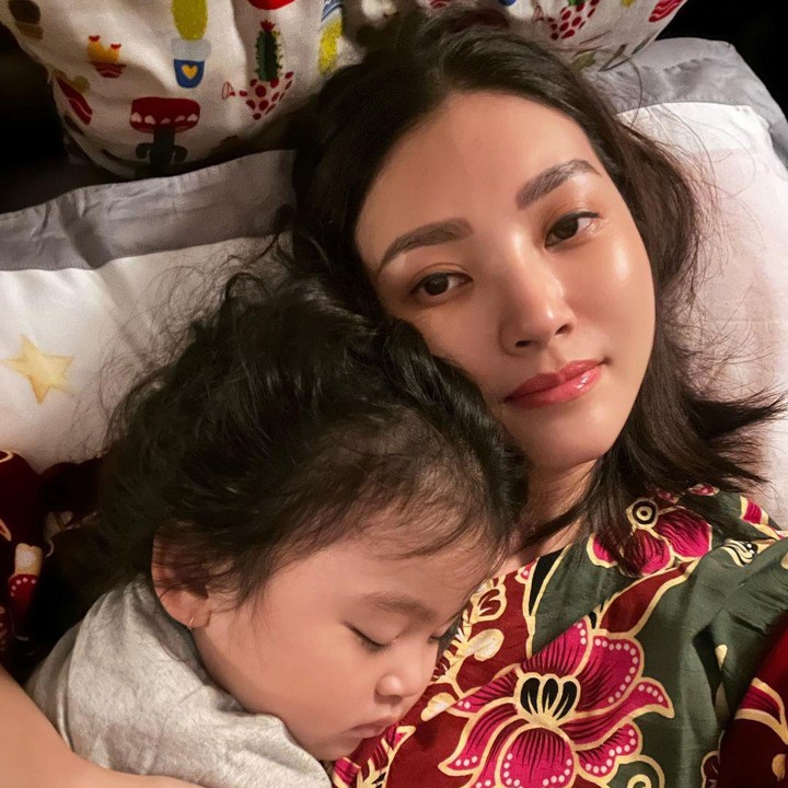 <p>Sarwendah dikenal sebagai artis yang suka momong anak dan mengurus rumah mengenakan daster, Bunda. Ia juga mengenakan daster ketika menemani Si Kecil tidur. (Foto: Instagram: @sarwendah29)</p>