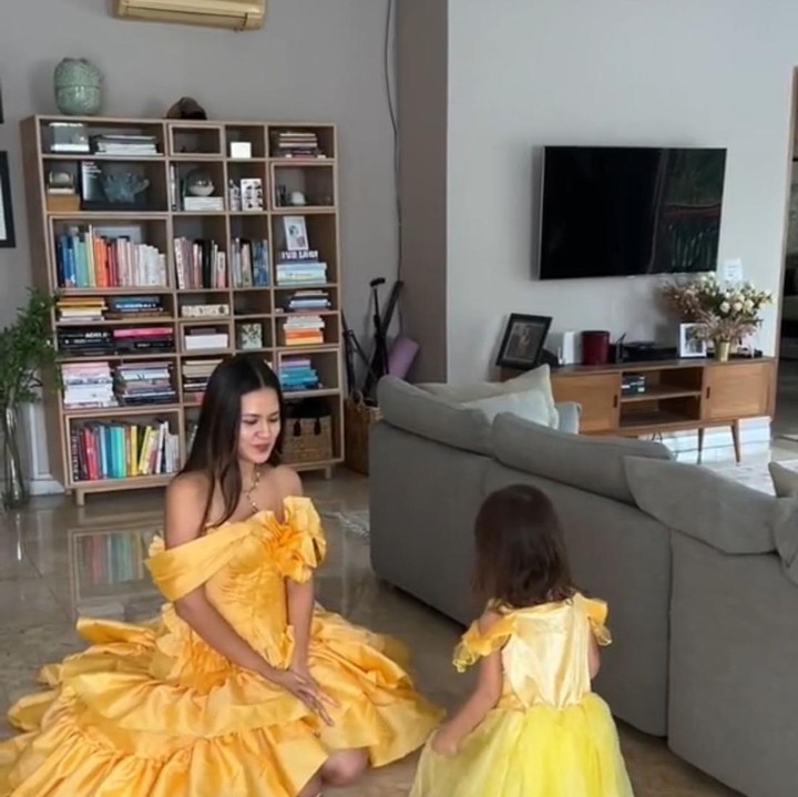 <p>Berbeda dari orang tua lainnya, penyanyi cantik Raisa memomong sang anak di rumah mengenakan gaun princess nih, Bunda. Sang anak, Zalina, pun turut mengenakan gaun dengan warna yang sama. (Foto: TikTok: @raisa6690)</p>