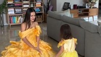 <p>Berbeda dari orang tua lainnya, penyanyi cantik Raisa memomong sang anak di rumah mengenakan gaun princess nih, Bunda. Sang anak, Zalina, pun turut mengenakan gaun dengan warna yang sama. (Foto: TikTok: @raisa6690)</p>