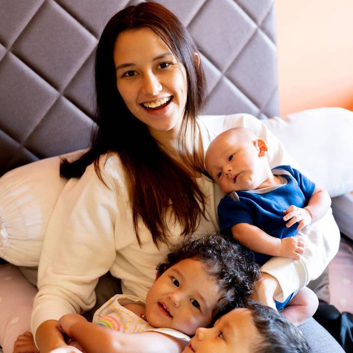 <p>Lama tak terlihat, artis Dahlia Poland kini dikarunia tiga orang anak. Meski begitu, ia tetap tampil <em>stylist</em> ketika merawat anak-anaknya di rumah. (Foto: Instagram: @dahliachr)</p>