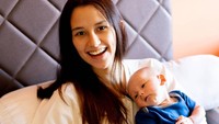 <p>Lama tak terlihat, artis Dahlia Poland kini dikarunia tiga orang anak. Meski begitu, ia tetap tampil <em>stylist</em> ketika merawat anak-anaknya di rumah. (Foto: Instagram: @dahliachr)</p>