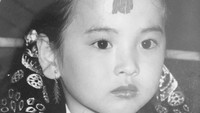 <p>Nah, berikut ini adalah bintang drakot terkenal yang namanya tak pernah hilang dari sorotan publik. Ini potret masa kecil Song Hye Kyo, Bunda. Dari potret berikut, bintang drakor Glory ini terbukti sudah cantik sedari cilik, ya?(Foto: Instagram @kyo1122)<br /><br /><br /></p>