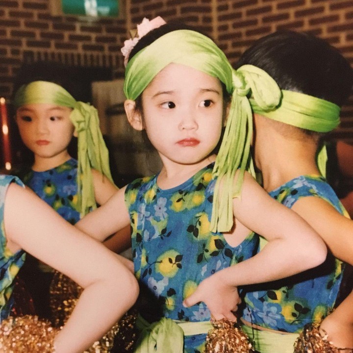 <p>Selanjutnya ada potret menggemaskan dari solois sekaligus aktris ternama IU. Tampaknya bakat entertain-nya sudah ada sejak kecil ya, Bunda. (Foto: Instagram @dlwlrma)</p>