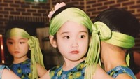 <p>Selanjutnya ada potret menggemaskan dari salah satu penyanyi solois sekaligus aktris ternama Korea Selatan. Bunda sudah bisa menebaknya? Ya ia adalah IU atau Lee Ji Eun. Sejak kecil hingga dewasa, visualnya terlihat tak berubah alias sudah cantik ya, Bunda? (Foto: Instagram @dlwlrma)<br /><br /><br /></p>