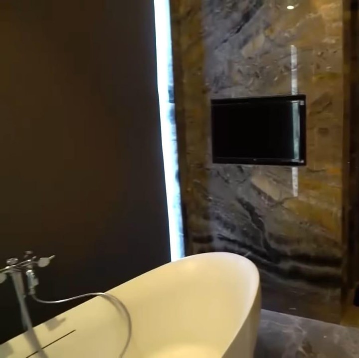 <p>Untuk area kamar mandi khusus di kamarnya sendiri, Vio melengkapinya dengan televisi yang menempel di dinding kamar mandinya. Tak hanya itu, lagi-lagi area rumahnya ini menggunakan teknologi canggih, yakni seperti <em>closet</em> otomatis dan <em>shower</em> di plafon yang bisa memberikan efek hujan. (Foto: YouTube TRANS7 OFFICIAL)</p>