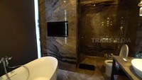 <p>Untuk area kamar mandi khusus di kamarnya sendiri, Vio melengkapinya dengan televisi yang menempel di dinding kamar mandinya. Tak hanya itu, lagi-lagi area rumahnya ini menggunakan teknologi canggih, yakni seperti <em>closet</em> otomatis dan <em>shower</em> di plafon yang bisa memberikan efek hujan. (Foto: YouTube TRANS7 OFFICIAL)</p>
