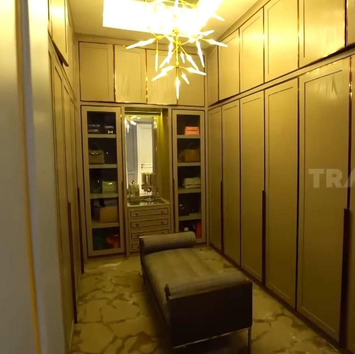 <p><em>Walk-in closet</em> miliknya menggunakan nuansa abu-abu. Tempat pakaiannya ini juga terlihat cukup luas, ya. (Foto: YouTube TRANS7 OFFICIAL)</p>