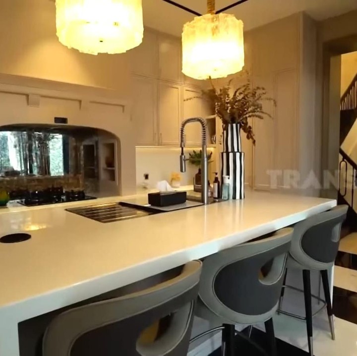 <p>Untuk area dapur, Vio memberikan nuansa dengan warna-warna kalem, Bunda. Tak hanya itu, di meja dapurnya ini juga tersedia teknologi canggih untuk mengisi daya handphone tanpa menggunakan kabel, canggih sekali, ya, Bunda. (Foto: YouTube TRANS7 OFFICIAL)</p>