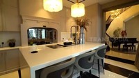 <p>Untuk area dapur, Vio memberikan nuansa dengan warna-warna kalem, Bunda. Tak hanya itu, di meja dapurnya ini juga tersedia teknologi canggih untuk mengisi daya handphone tanpa menggunakan kabel, canggih sekali, ya, Bunda. (Foto: YouTube TRANS7 OFFICIAL)</p>