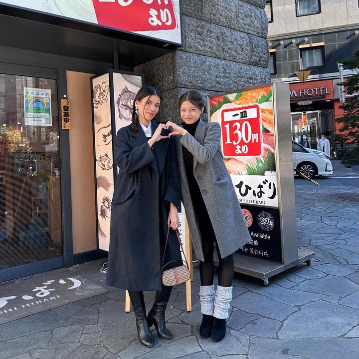 <p>Di foto-foto tersebut, Sabrina dan Nada memang terlihat begitu kompak. Bahkan, ada yang menyebut mereka seperti anak kembar karena mirip. "Kok bisa semirip itu yakkkk sama nada aslikkkk loooo mirip bgt kek kembar gitu tp beda usia ya kak sab,,,,BAHAGIA SELALU KAK SAB," tutur akun @dewi*****. (Foto: Instagram @sabrinachairunnisa_ dan @nada_tarina_putri)<br /><br /><br /></p>