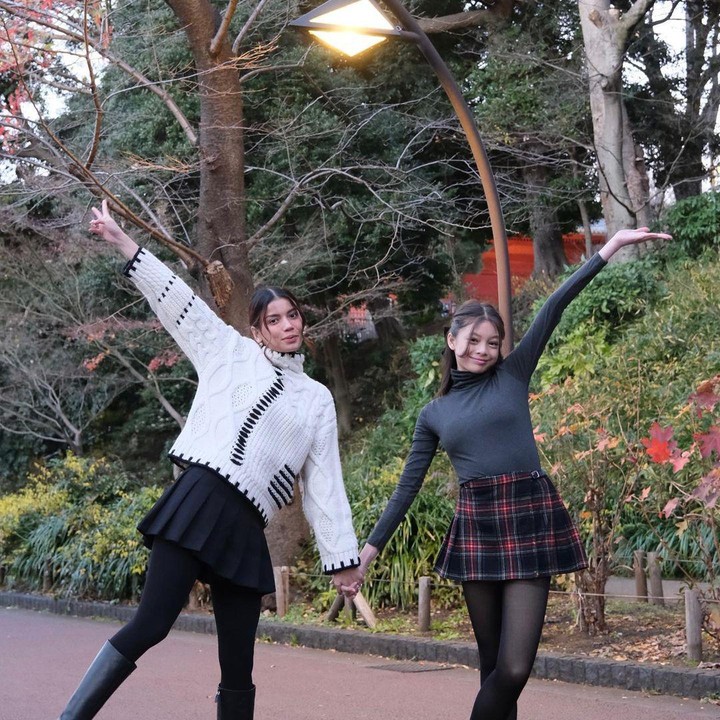 <p>Ya, beberapa waktu yang lalu mereka pergi liburan bersama ke Jepang. Melalui media sosial Instagram, Sabrina membagikan potret keseruan mereka, nih. "Dari kumpulan foto dump ini tau donggg siapa yg paling hepi kalau liburan, dan siapa-siapa yg paling senewen," tulisnya dalam caption melalui akun @sabrinachairunnisa_. (Foto: Instagram @sabrinachairunnisa_ dan @nada_tarina_putri)<br /><br /><br /></p>