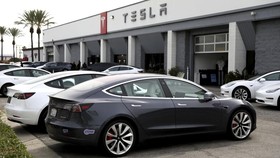 Mobil-mobil Tesla 'Nyamar' jadi Toyota hingga Honda, Ini Alasannya