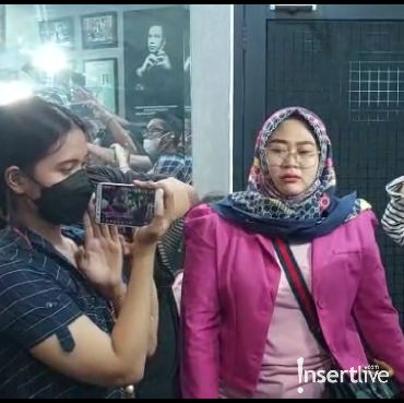 Labrak Daus Mini Saat Konferensi Pers, Shelvie Hana Tanyakan Keberadaan Anak