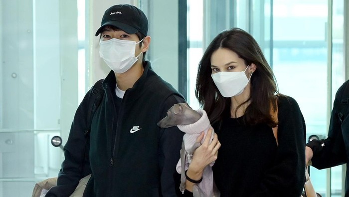 img-title Potret Song Joong Ki dan Katy Louise Saunders yang Tampil Perdana di Publik Usai Pernikahan