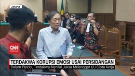 VIDEO: Terdakwa Korupsi Emosi Usai Persidangan