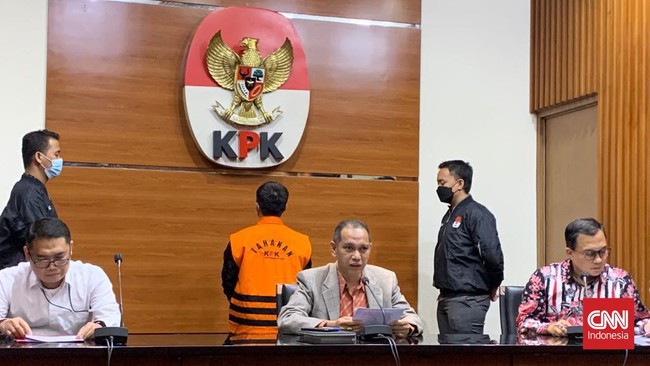 KPK resmi menahan Ketua Yayasan RS SKM Wahyudi Hardi, tersangka baru dalam perkara suap di Mahkamah Agung.