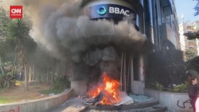 VIDEO: Demo Bakar 6 Bank Lebanon, Protes Pembatasan Penarikan Uang