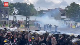 VIDEO: Detik-detik Suporter PSIS dan Polisi Rusuh