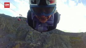 VIDEO: Nenek 85 Tahun Coba Flying Fox Tercepat di Dunia
