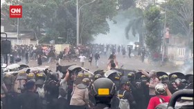 VIDEO: Suporter PSIS Semarang Rusuh, Polisi Tembakkan Gas Air Mata