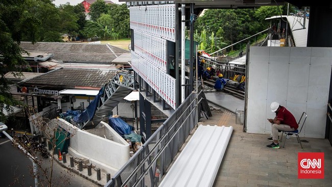 Jembatan penyeberangan orang (JPO) Halte Transjakarta - Stasiun Cawang viral karena sempit dan hanya muat untuk satu orang. 