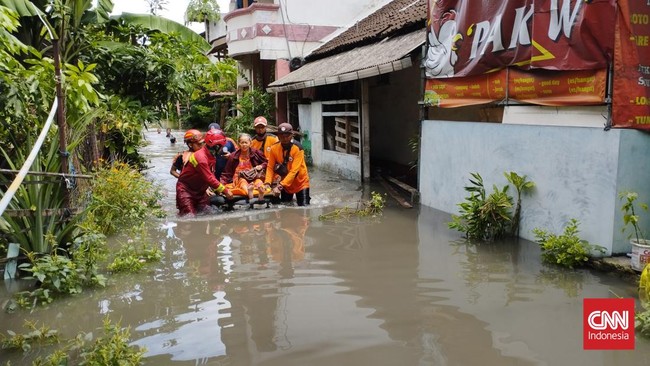Pantauan CNN Indonesia beberapa rumah warga di Joyotakan terendam air hingga setinggi 2,5 meter. Air bahkan mulai halaman SDN Joyotakan tempat pengungsian. 