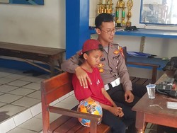 Bocah Kalbar Bawa Motor Tersesat 122 Km Tinggal di Pelosok-Menyeberang Sungai