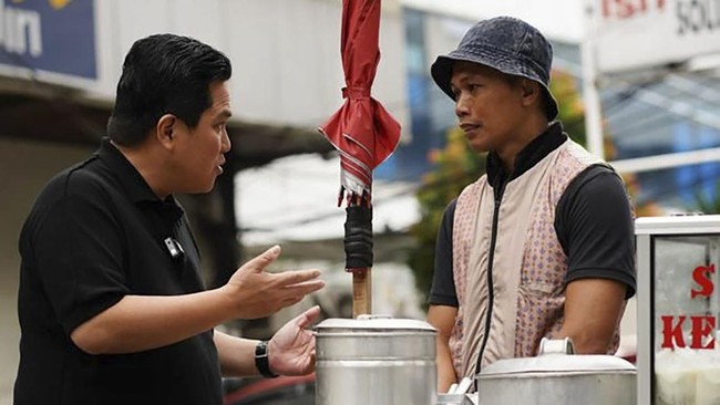 Ketua Umum PSSI Erick Thohir mengaku terharu saat bertemu wasit Liga 2, Rohadi yang kini berjualan kembang tahu seiring terhentinya kompetisi.