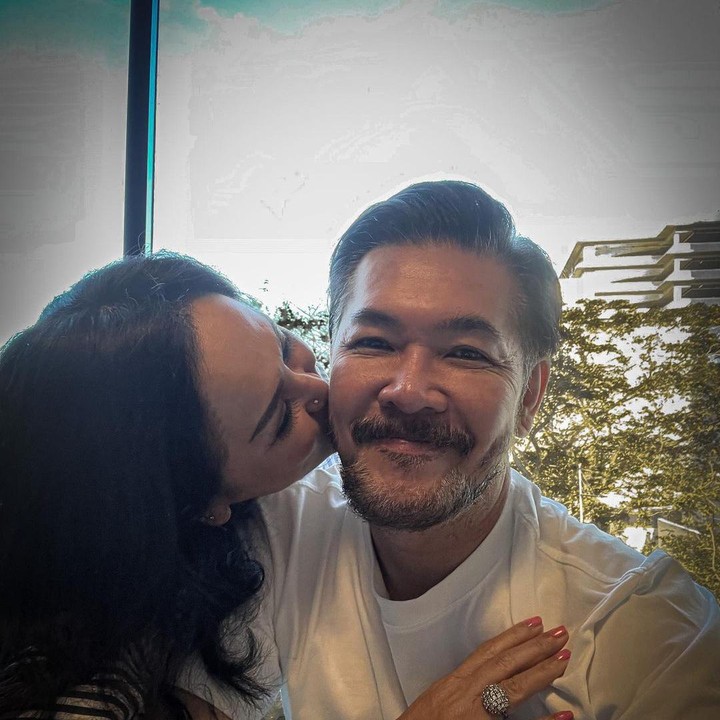 <p>Melihat potret-potret romantis bersama sang istri, Ferry Salim dan Merry sering mendapat pujian, Bunda. "Selalu romantis pasangan ini. Sukaaaa," tutur @ser****. (Foto: Instagram @ferrysal1m)<br /><br /><br /></p>