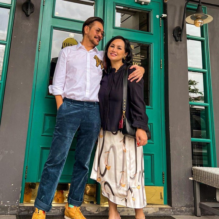 <p>Enggak hanya pujian, keduanya juga sampai disebut sebagai pasangan idola, nih. "Sehat selalu om @ferrysal1m dan Tante @merrysal1m bahagiaaa selalu.idolaaa banget," ujar @kiki2****. (Foto: Instagram @ferrysal1m)<br /><br /><br /></p>