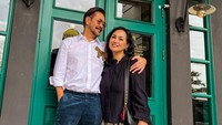 <p>Enggak hanya pujian, keduanya juga sampai disebut sebagai pasangan idola, nih. "Sehat selalu om @ferrysal1m dan Tante @merrysal1m bahagiaaa selalu.idolaaa banget," ujar @kiki2****. (Foto: Instagram @ferrysal1m)<br /><br /><br /></p>
