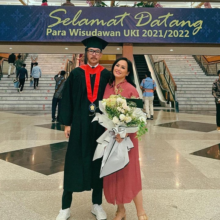 <p>Merry pun dikenal sebagai istri yang setia pada Ferry. Beberapa waktu yang lalu, ia mendampingi Ferry menyelesaikan S1 jurusan hukum di usia 56 tahun, lho. "Berkat kerja keras, dukungan istri dan anak-anak serta niat dan tekat yang bulat akhirnya saya berhasil menyelesaikan kuliah saya dan berhak menyandang gelar Sarjana Hukum dari @uki_1953 dan di wisuda hari ini di Jakarta Concention Center," tulisnya, dikutip dari akun @ferrysal1m. (Foto: Instagram @ferrysal1m)<br /><br /><br /></p>