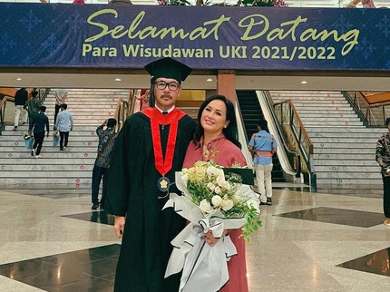 7 Potret Romantis Merry & Ferry Salim, Setia Dampingi Suami Selesaikan S1 di Usia 56 Tahun