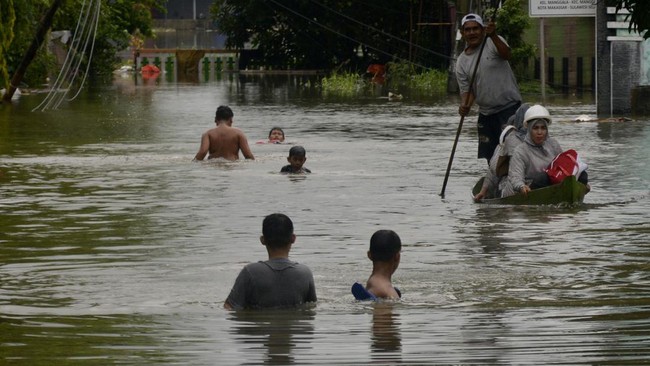 Sebanyak 22 titik di Kabupaten Enrekang, Sulawesi Selatan, diterjang banjir dan tanah longsor akibat curah hujan tinggi sejak Kamis (2/5) malam.