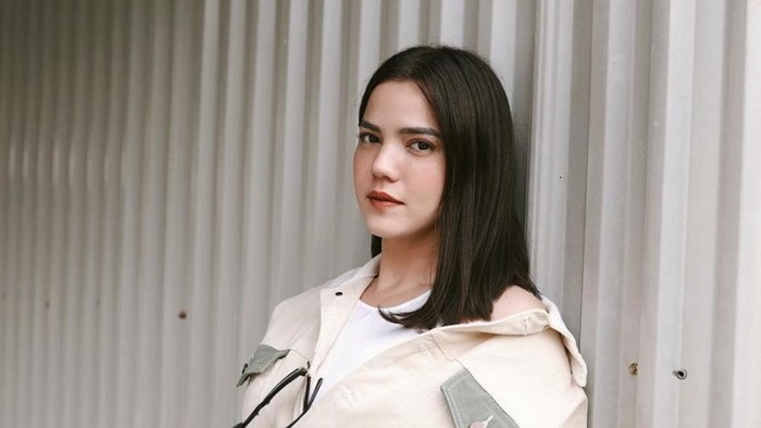 img-title Tampil Modis dan Awet Muda, Yuk Tiru Mix and Match Busana Earth Tone ala Alice Norin