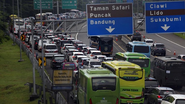 Kepadatan yang terus terjadi meski telah diterapkan skema ganjil genap sejak pukul 06.00 WIB membuat Polres Bogor menerapkan one way ke Puncak.