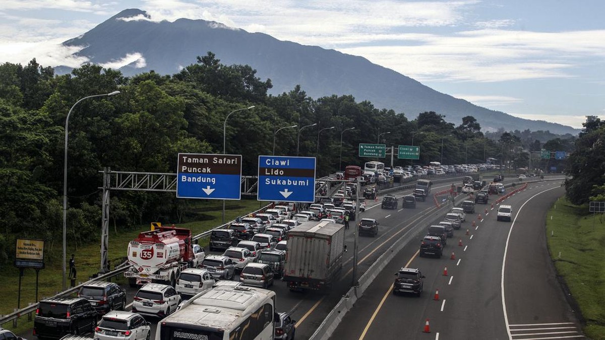 FOTO: Libur Isra Mi'raj, Jalur Puncak Padat Merayap