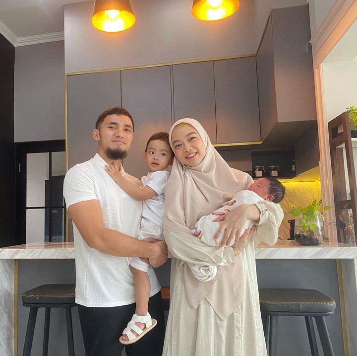 <p>Dua tahun berselang, bayi laki-laki berikutnya lahir pada 26 April 2022. Anak kedua Lindswell dengan Achmad Hulaefi diberi nama Achmad Miqdad. (Foto: Instagram @lindswell_k)<br /><br /><br /></p>