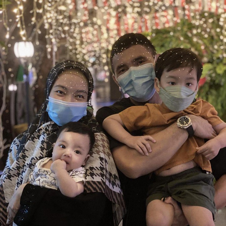 <p>Sejak menjadi mualaf dan membangun keluarga bersama Achmad Hulaefi, Lindswell Kwok tampak sangat menikmati perannya sebagai istri serta Bunda dua anak. (Foto: Instagram @lindswell_k)<br /><br /><br /></p>