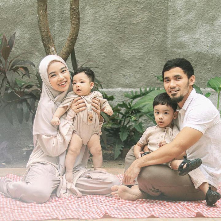 <p>Lindswell bercerita hidupnya begitu berubah setelah menikah dan dikaruniai dua anak. "Nemu foto lama belum ada Zubayr. Tiap sabtu minggu kerjaannya pacaran #cieee Kalau skrg sabtu minggu mikir2 dlu mau pergi2, rame ga kukuhhh bawa Zubayr yg lincah. Kalau sekarang pengennya staycation ajah sm anak," ungkap Lindswell dalam unggahannya. (Foto: Instagram @lindswell_k)</p>