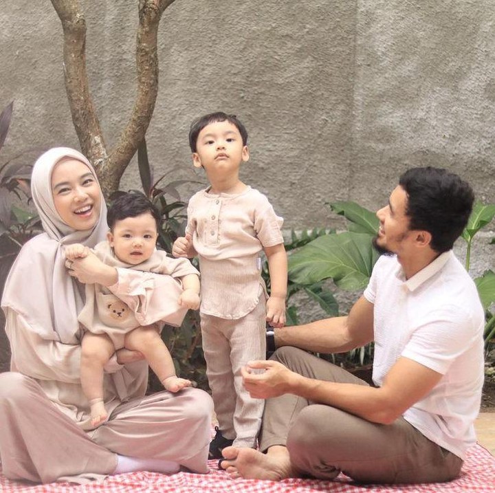 <p>Lindswell Kwok tak pernah absen membagikan kegiatannya bersama anak-anak dan suami tercinta, nih. Mereka selalu terlihat harmonis, Bunda. (Foto: Instagram @lindswell_k)<br /><br /><br /></p>