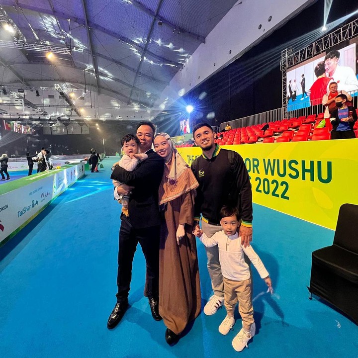 <p>Meski Lindswell Kwok sudah pensiun, ia masih kerap hadir di berbagai kegiatan wushu. Seperti ketika ia mengajak suami dan anaknya menyaksikan 8th World Junior Wushu Championship Closing ceremony bersama sang kakak, Iwan Kwok. (Foto: Instagram @lindswell_k)<br /><br /><br /></p>