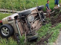 Bruk! Mobil Wisatawan Terguling Masuk Sawah Dekat Umbul Pelem Klaten