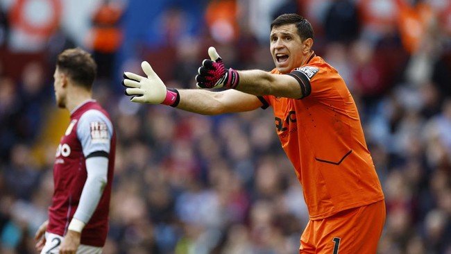 Kiper Aston Villa Emiliano Martinez disindir habis-habisan usai cetak gol bunuh diri dan buat kesalahan fatal yang bantu Arsenal menang dramatis.