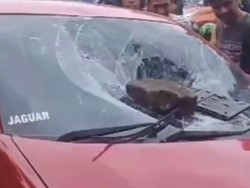Kabur Usai Isi BBM Tak Bayar, Mobil Brio di Makassar Hancur Dirusak Massa